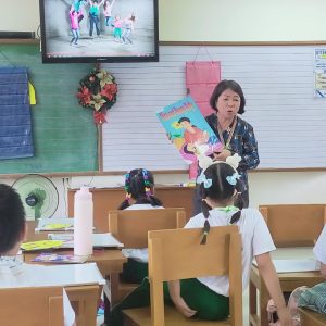 Experienced Primary Teachers Demonstrate Effective Teaching Strategies Through Shared Reading, Vocabulary Development, Guided Reading, and Read-aloud Techniques, Drawing on Years of Dedicated Service.